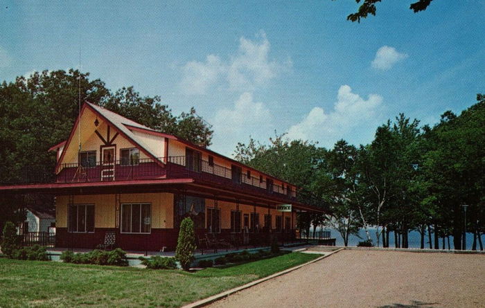 Cedar Oaks Resort (Riviera Resort) - Vintage Postcard (newer photo)